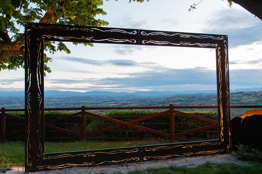 Montecosaro, Belvedere del Cassero, cornice che fa parte dell'installazione, al tramonto