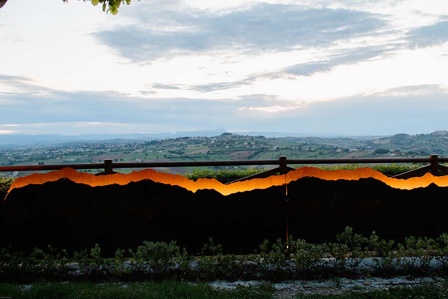 Montecosaro, Belvedere del Cassero, parte centrale dell’installazione con il profilo dei Monti Azzurri all’alba