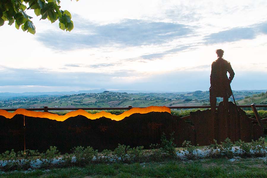 Montecosaro, seconda parte del profilo dei Monti Azzurri con il “Viandante sul mare di nebbia