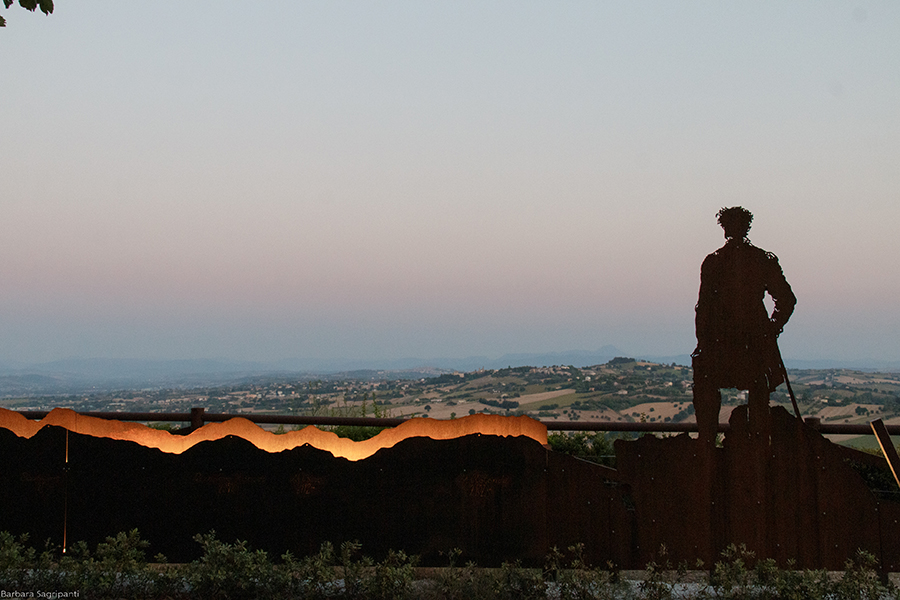 L’alba ai giardini, con l'installazione del Belvedere del Cassero in primo piano