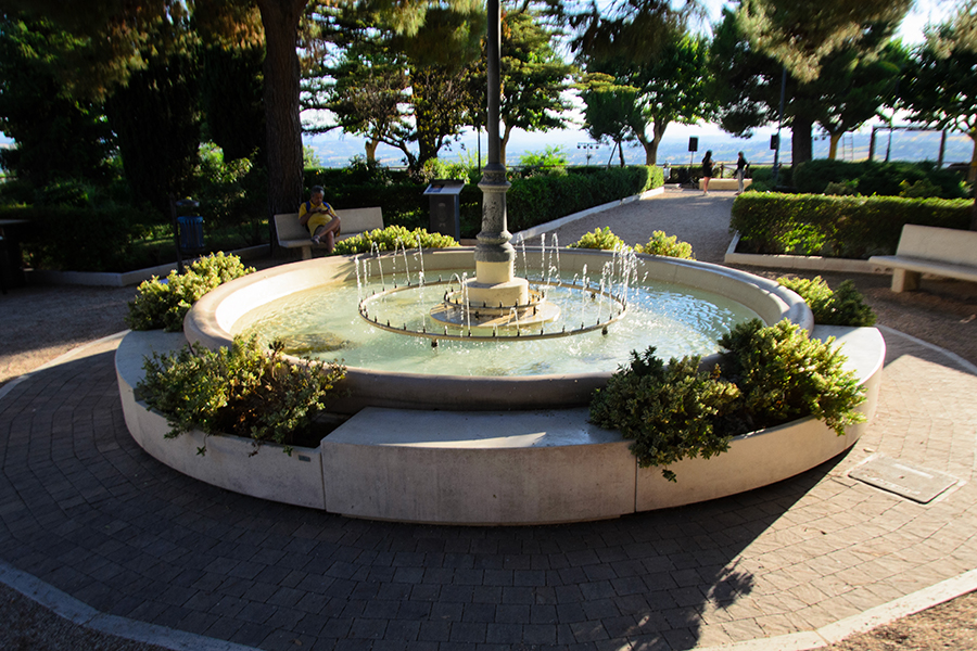 Montecosaro, Giardini del Cassero, fontana con gli zampilli dell'acqua all'inizio del tramonto