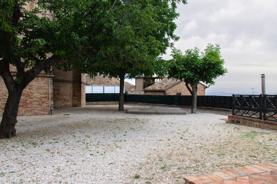 Totale vista dall'ingresso dell'orto