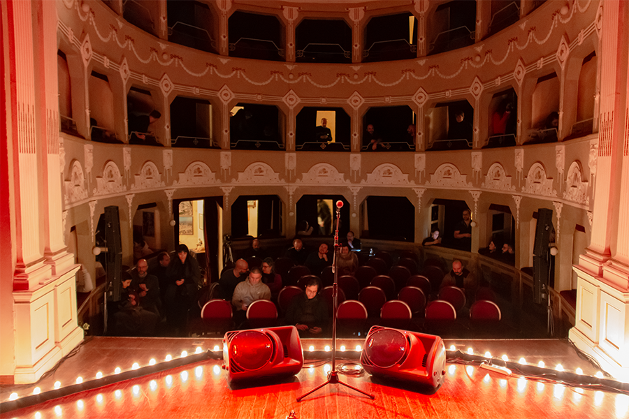 Vista del teatro dal palco con l'allestimento per uno dei concerti della Rassegna musicale Mount Echò