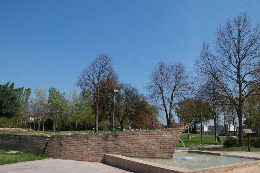 Totale della fontana con ruscello