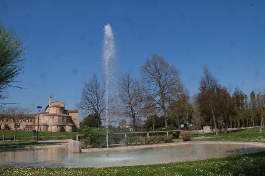 fontana grande del parco in primavera