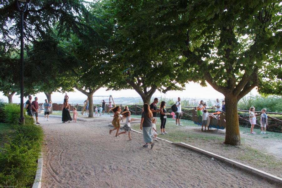 bambini che giocano in uno dei viali del giardino