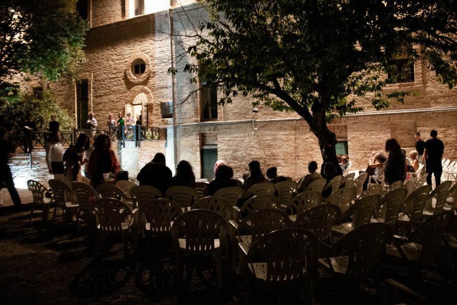 Totale di una scena dell'evento di Alloggiando Art Fest