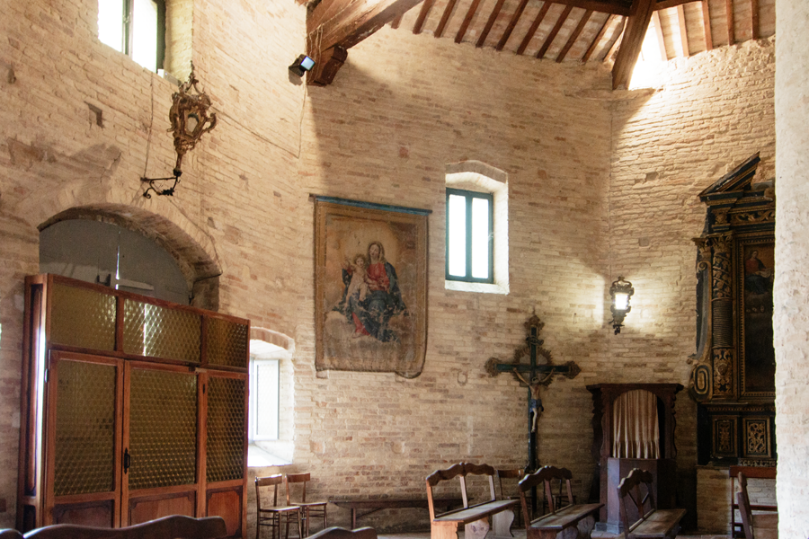 porta d'ingresso con di fianco un arazzo processuale del XX secolo