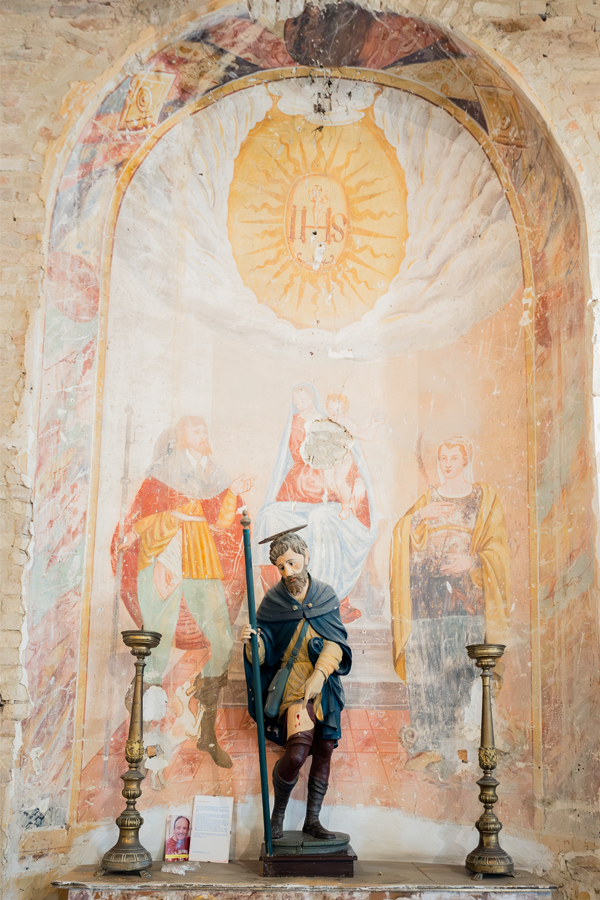 Nicchia affrescata con davanti al statua di San Rocco