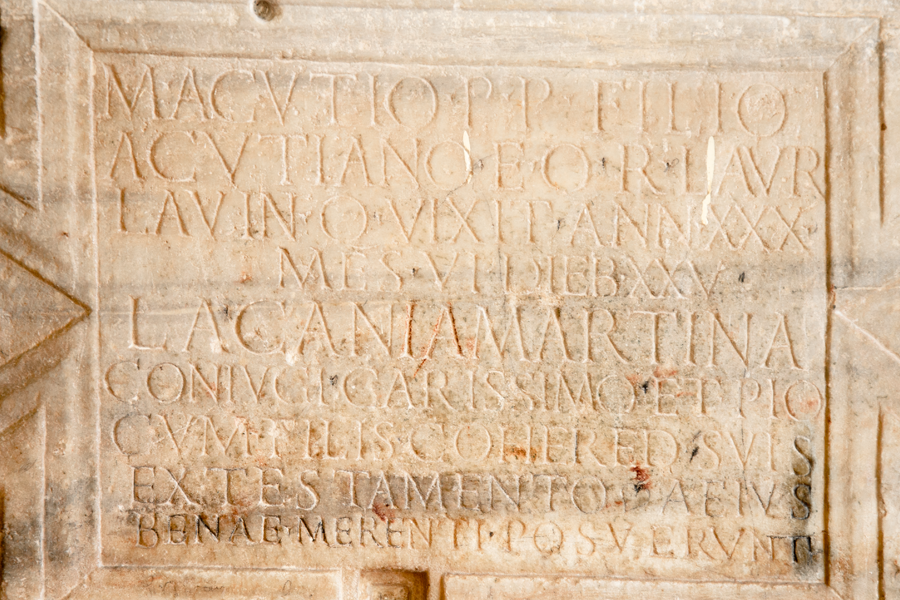 dettaglio un sarcofago romano del III secolo