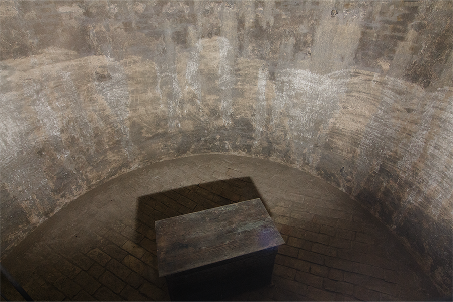 ingresso della cisterna grande, vista dall'alto verso il basso (il punto più profondo)