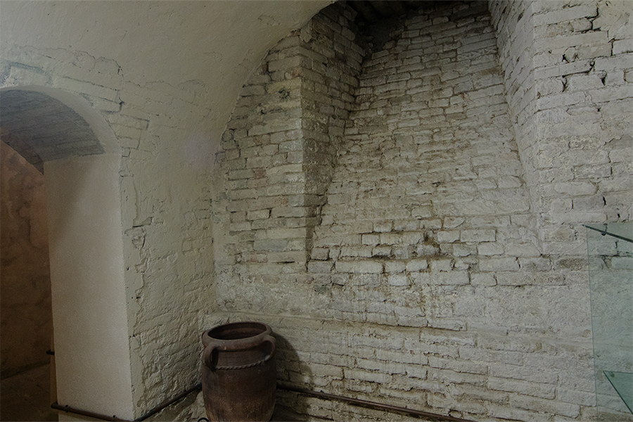 dettaglio architettonico della stanza d'ingresso delle cisterne