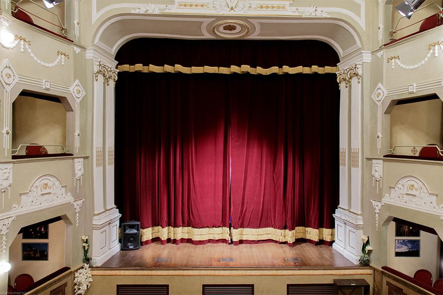 Vista frontale con il sipario chiuso