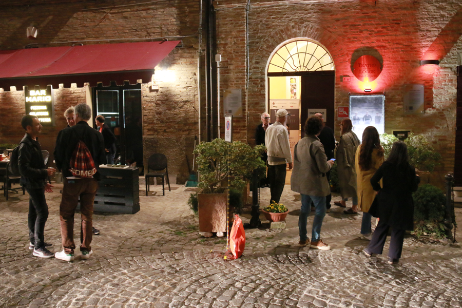 in Piazza Trieste, ingresso del teatro, persone in attesa di entrare per un concerto della Rassegna musicale Mount Echò