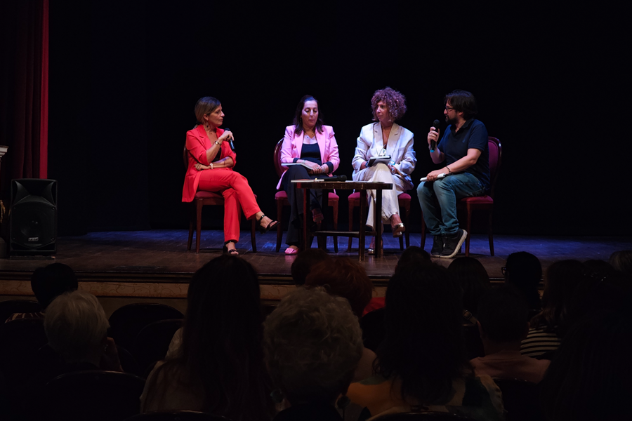 il palco visto dalla platea durante l' evento pubblico dell' Ass. di sindache 'La carica delle 32 - Sindache unite contro la violenza di genere' dal titolo