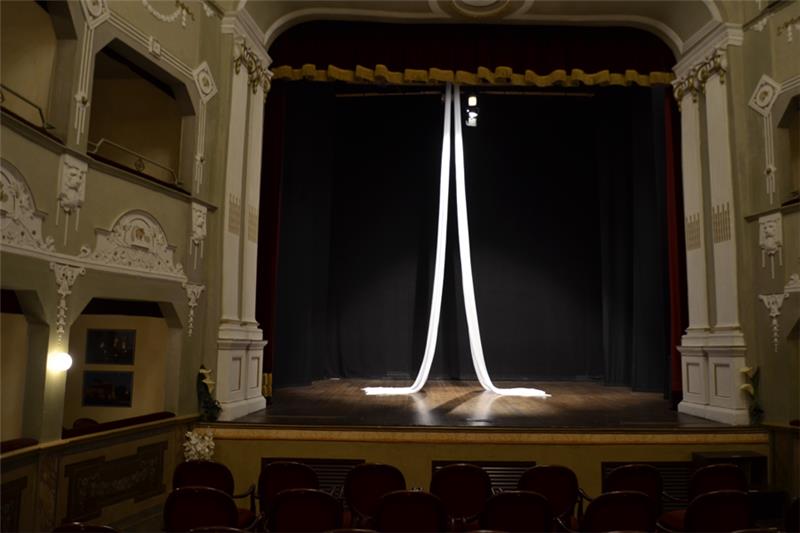 il palco visto dalla platea con un allestimento di stoffe per danza aerea