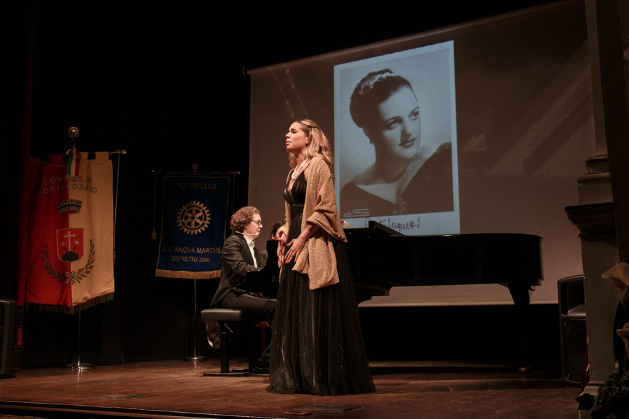 vista del palco dalla platea, lato destro. Durante il concerto finale del Concorso lirico internazionale Anita Cerquetti