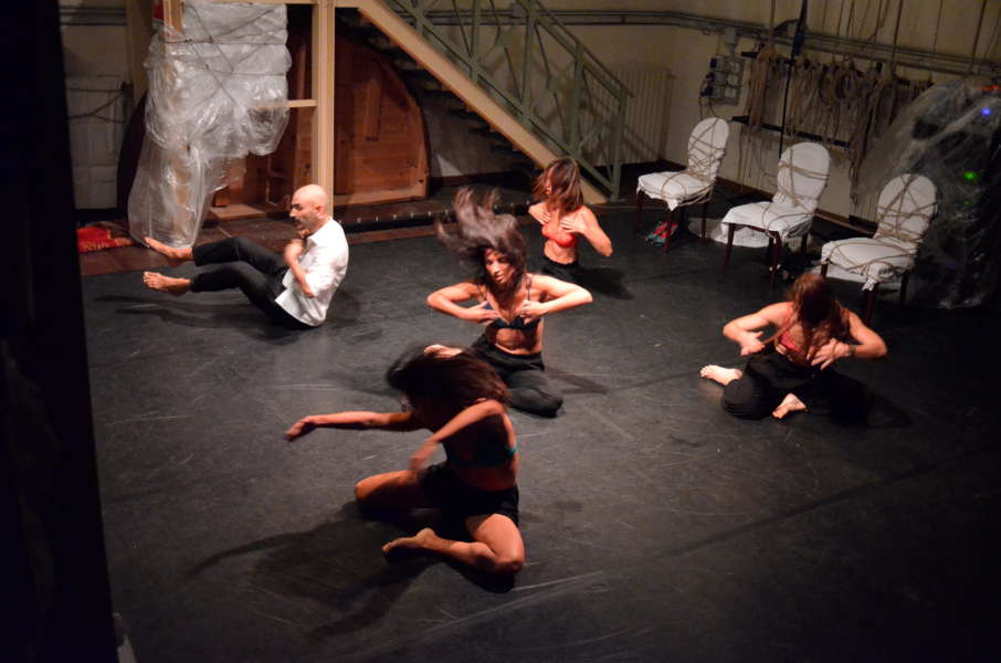 totale del palco durante Alloggiando Art Fest