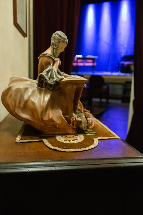 particolare dell'ingresso dalla platea