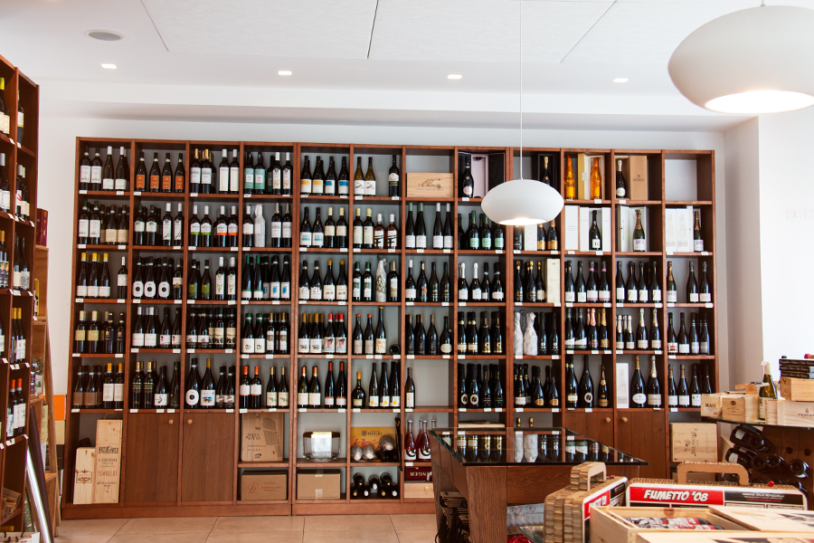 vista dall'ingresso dell'enoteca