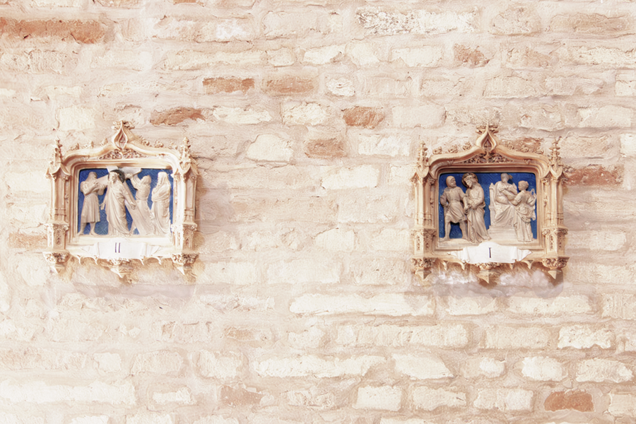 dettaglio di alcune stazioni della via crucis in ceramica