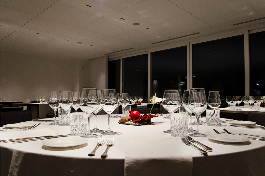 dettaglio della mise en place di una serata di degustazione