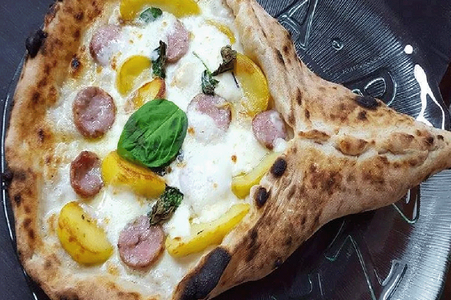 pizza cornucopia con formaggi wurstel e patate arrosto