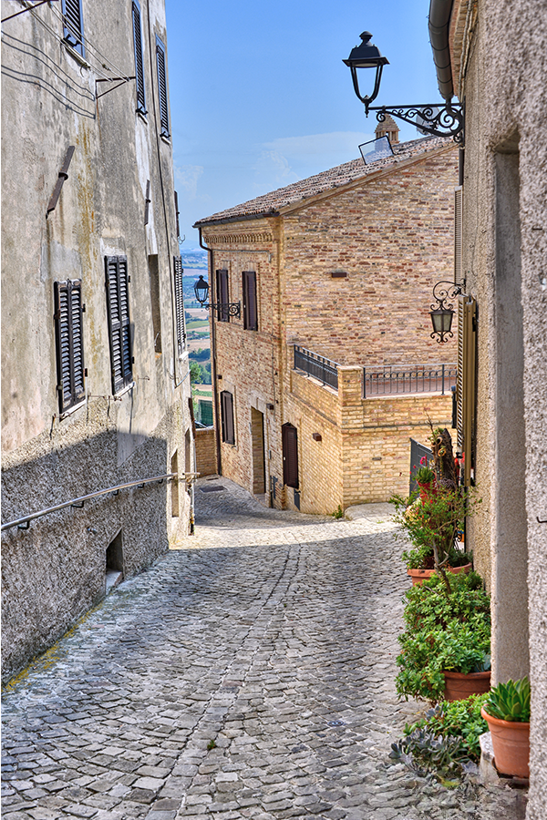 Montecosaro, centro storico, via IV Novembre, scorcio