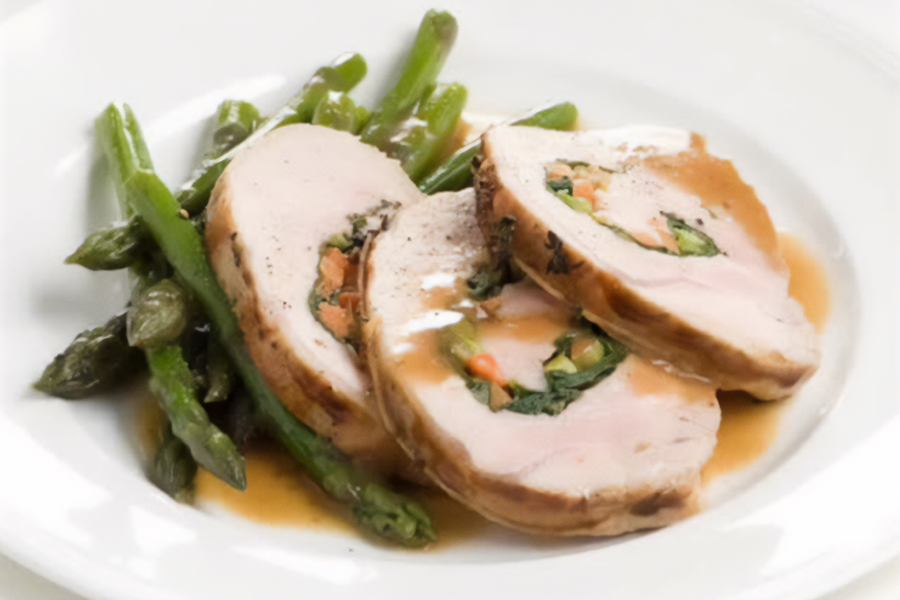 roll di carne con verdure e asparagi