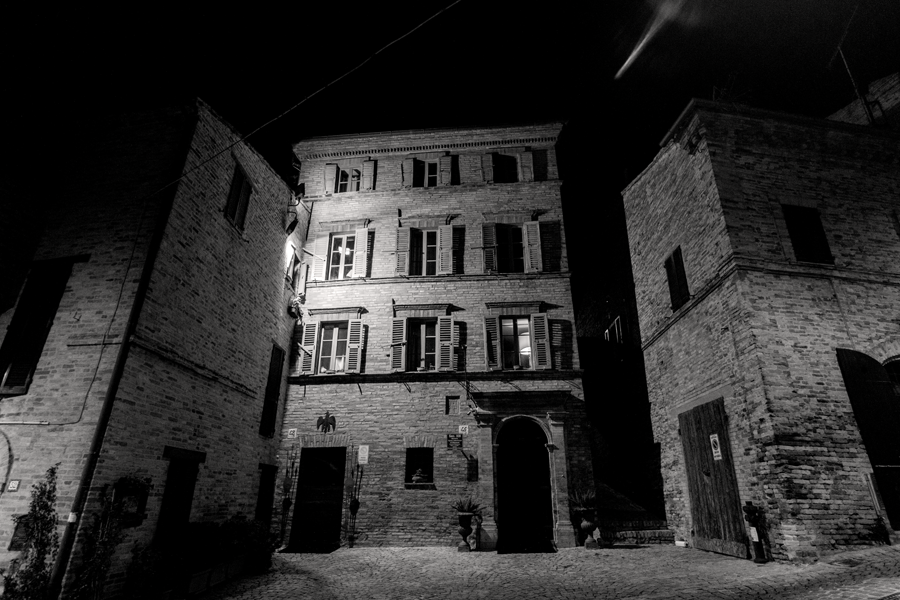 Montecosaro, centro storico, Palazzo Gentili, notturna