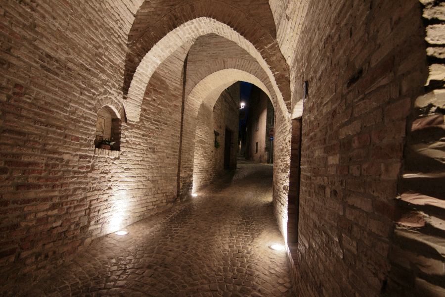 Montecosaro, Porta San Lorenzo, soggettiva interna del passaggio dalla porta