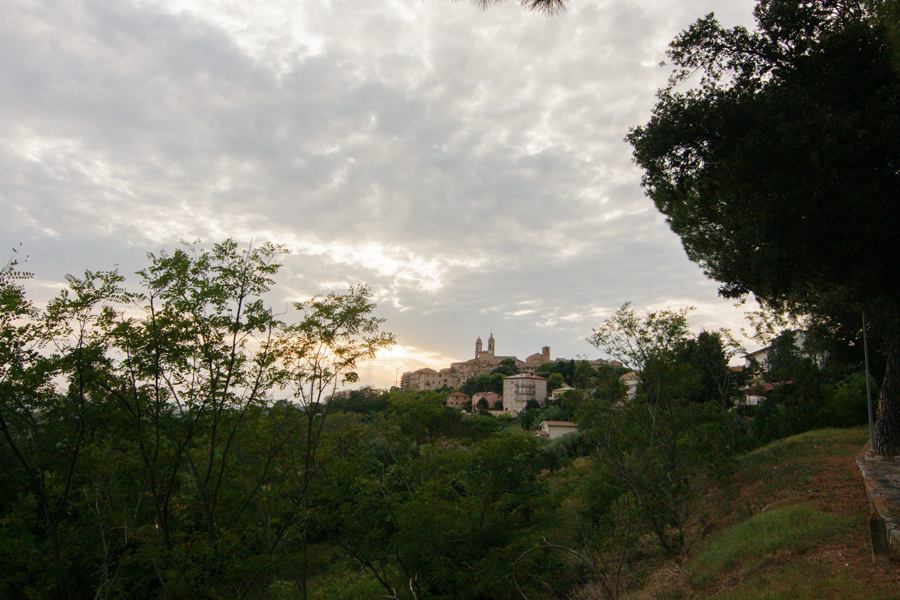 Montecosaro, panoramica del centro storico con veduta su Porta San Lorenzo