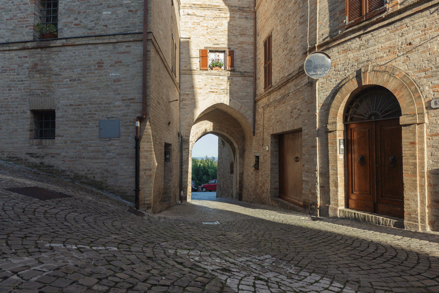 Montecosaro, Porta San Lorenzo, vista dall'interno del centro storico