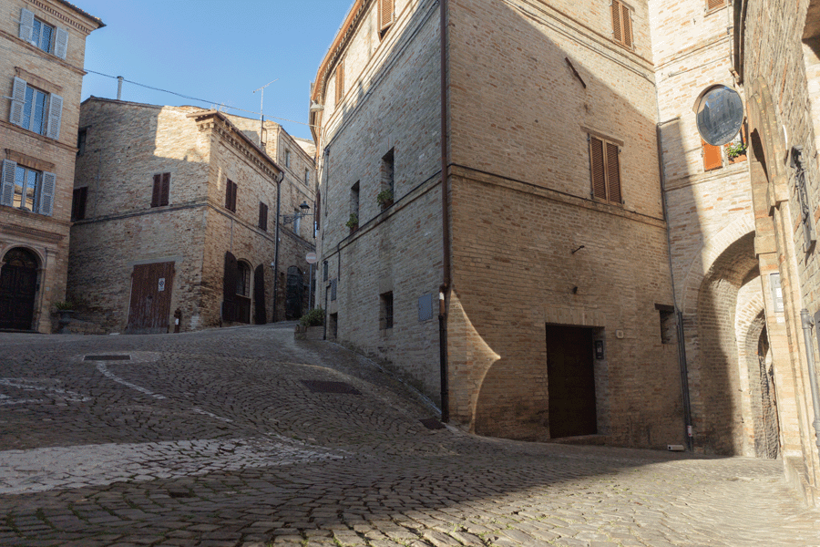 Montecosaro, Porta San Lorenzo, incrocio che collega Via Saffi alla porta di uscita dal centro storico