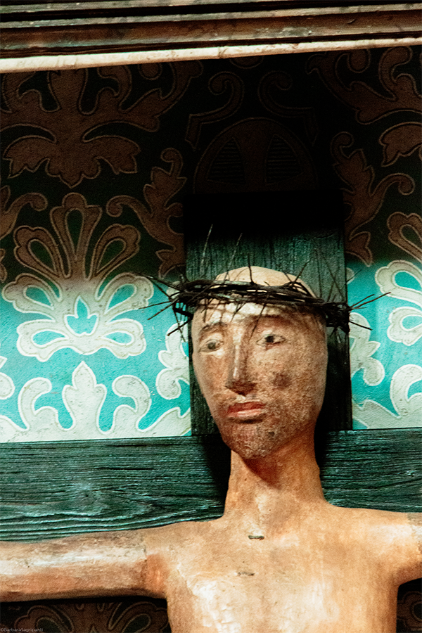 Montecosaro, Collegiata di San Lorenzo Martire, crocifisso ligneo di probabile attribuzione ai secoli XII o XIII, particolare del volto