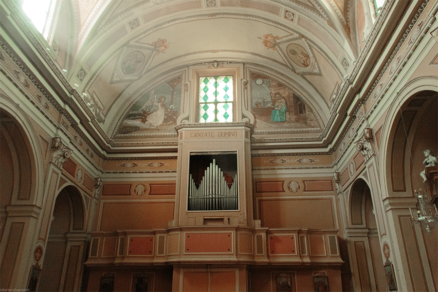 Montecosaro, Collegiata di San Lorenzo Martire, particolare degli affreschi della volta, realizzati da Vincenzo Monti e organo del 1764 attribuito a Domenico Fedeli, posto frontalmente all'altare maggiore.