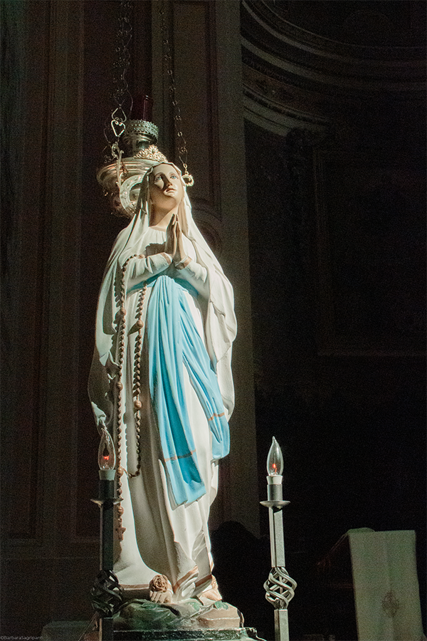 Montecosaro, Collegiata di San Lorenzo Martire, statua di Maria Vergine posta sul lato sinistro dell'altare