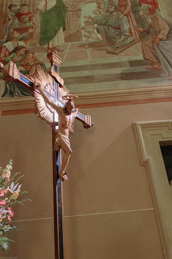 Montecosaro, Collegiata di San Lorenzo Martire, crocifisso posto sul lato destro dell'altare maggiore