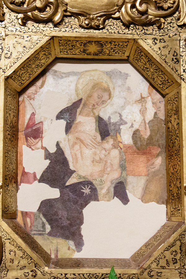 Montecosaro, Collegiata di San Lorenzo Martire, affresco del XV secolo raffigurante la Madonna del Latte, attribuito a Ludovico Urbani.