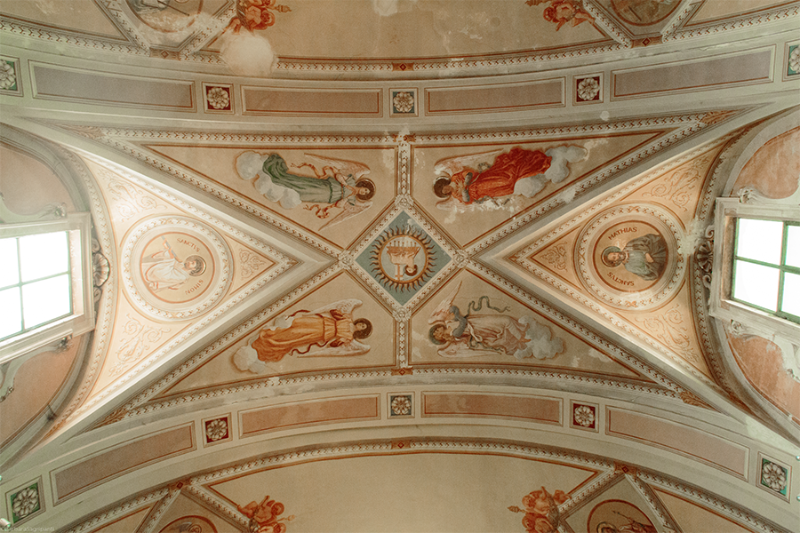 Montecosaro, Collegiata di San Lorenzo Martire, particolare degli affreschi della volta con i quattro Arcangeli, realizzati dal pittore Vincenzo Monti