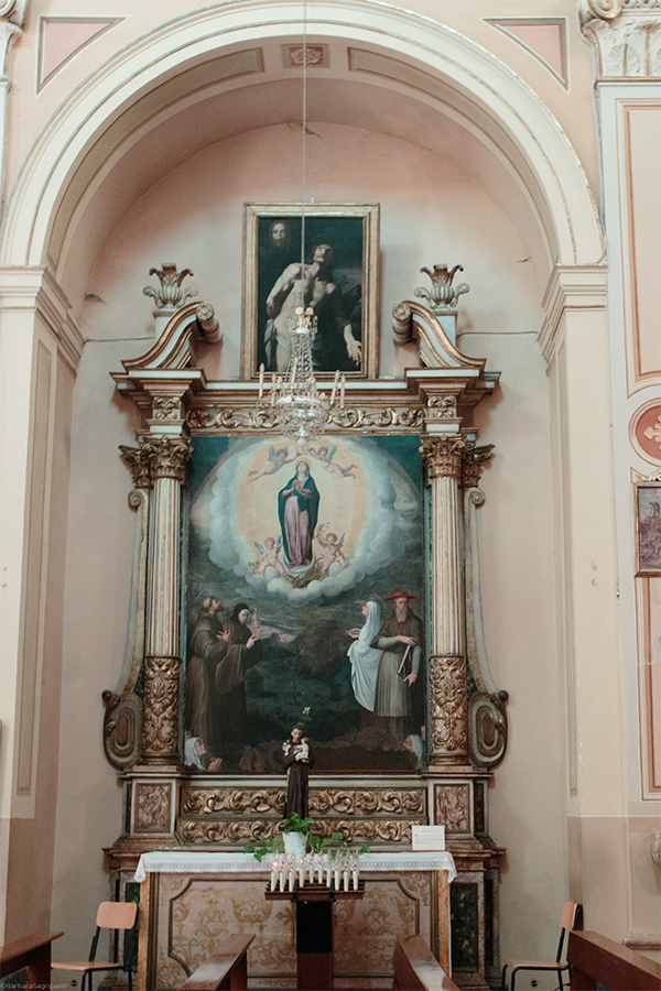 Montecosaro, Collegiata di San Lorenzo Martire, particolare di uno degli altari posti sul lato destro della navata