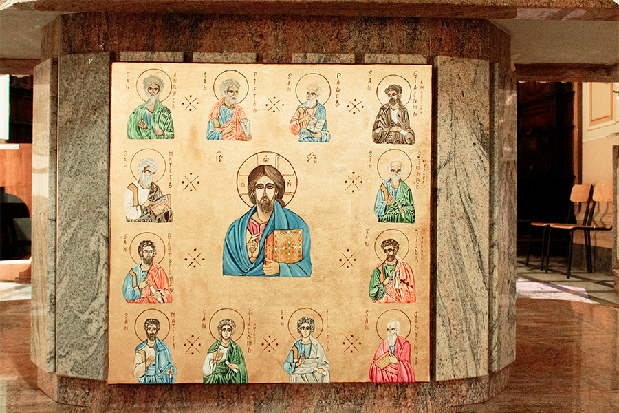 Montecosaro, Collegiata di San Lorenzo Martire, particolare dell'altare maggiore con il Cristo e i dodici apostoli