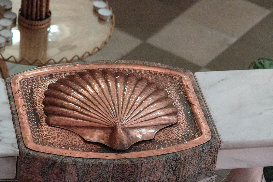 Montecosaro, Collegiata di San Lorenzo Martire, particolare dell'acquasantiera battesimale