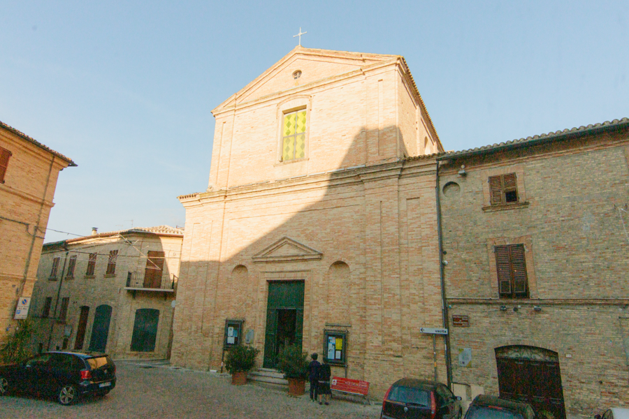 Montecosaro, Collegiata di San Lorenzo Martire, facciata e ingresso da Piazza Trieste