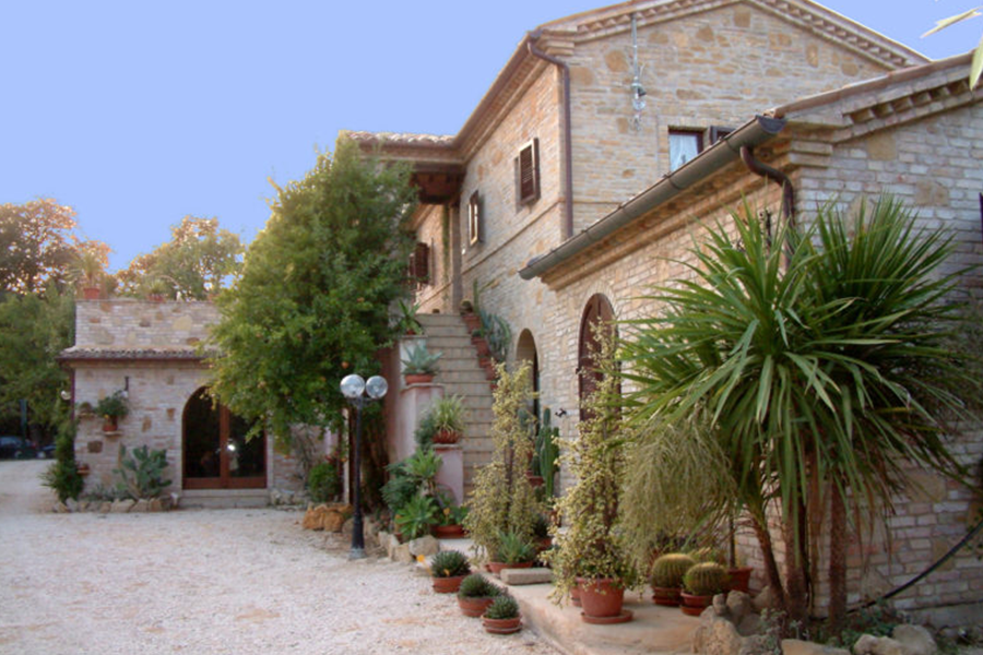 il casale dove si coltiva e si estrae l'aloe