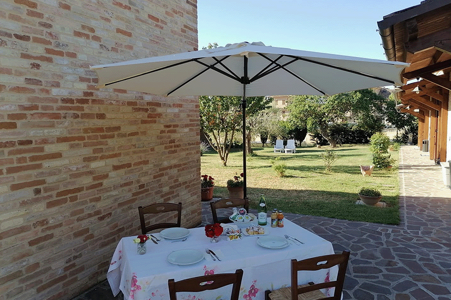 la colazione in giardino