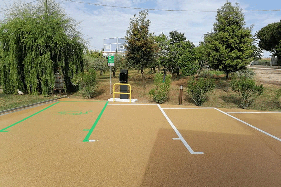 il parcheggio con ricarica per auto e biciletta elettrica anche per disabili