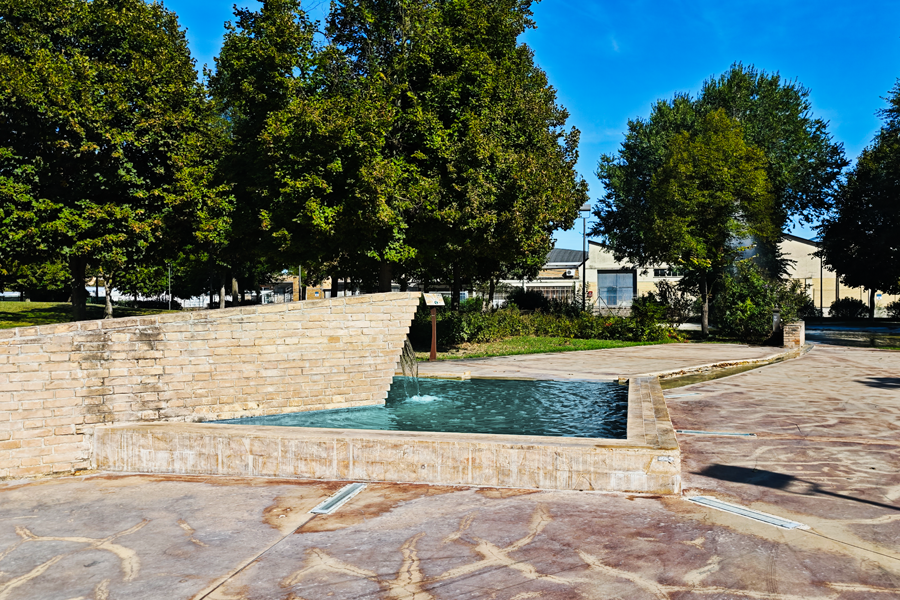 fontana con ruscello