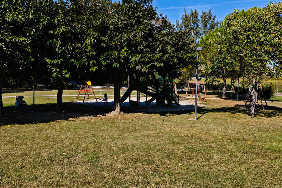 vista dalla collina centrale del parco. Sullo sfondi l'area attrezzata per far giocare i bambini